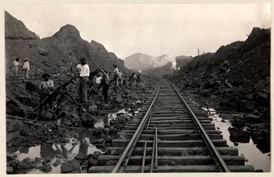 Ansicht von Arbeitern, die den Panamakanal graben, mit Eisenbahnschienen durch den Graben, 1912 oder 1913 von Byron Company